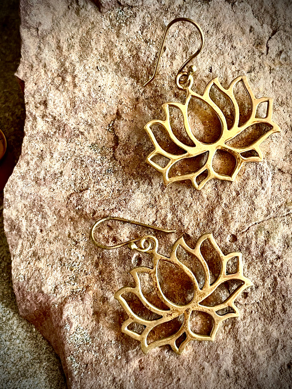 Boucles d'oreilles Lotus, en laiton