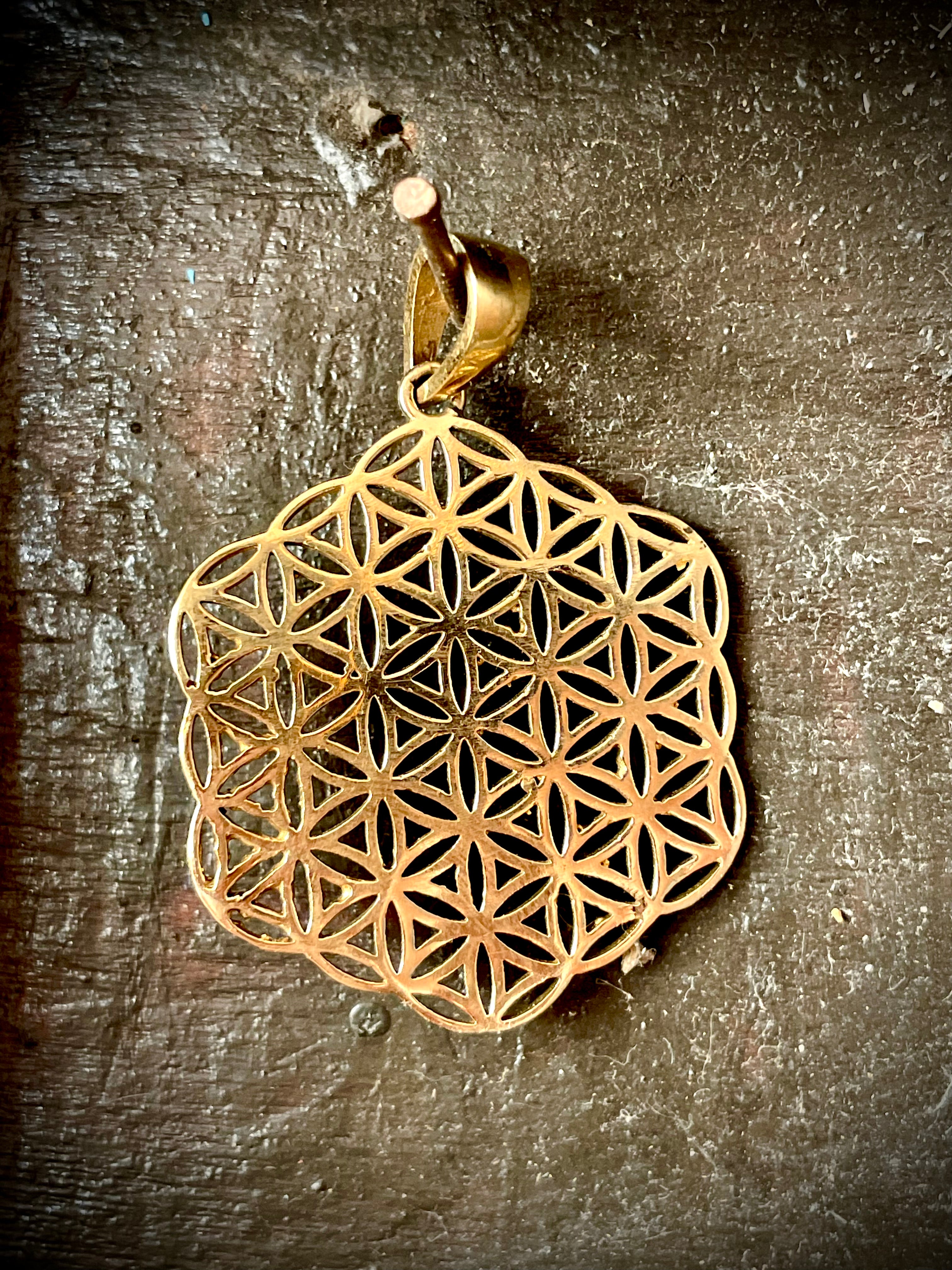Pendentif en laiton, fleure de vie