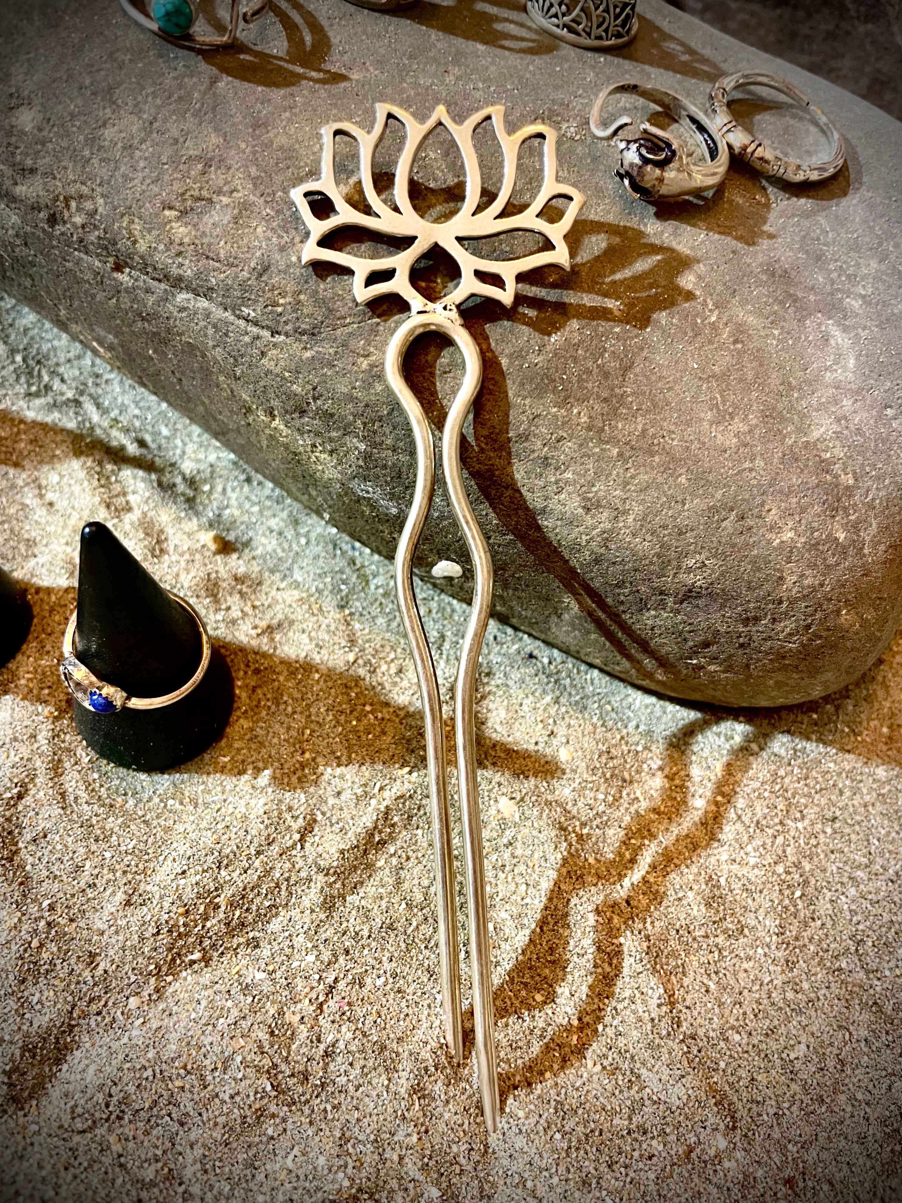 Pic à cheveux argent, Lotus