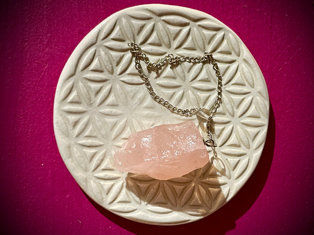 Pendule en quartz rose brut