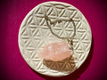 Pendule en quartz rose brut