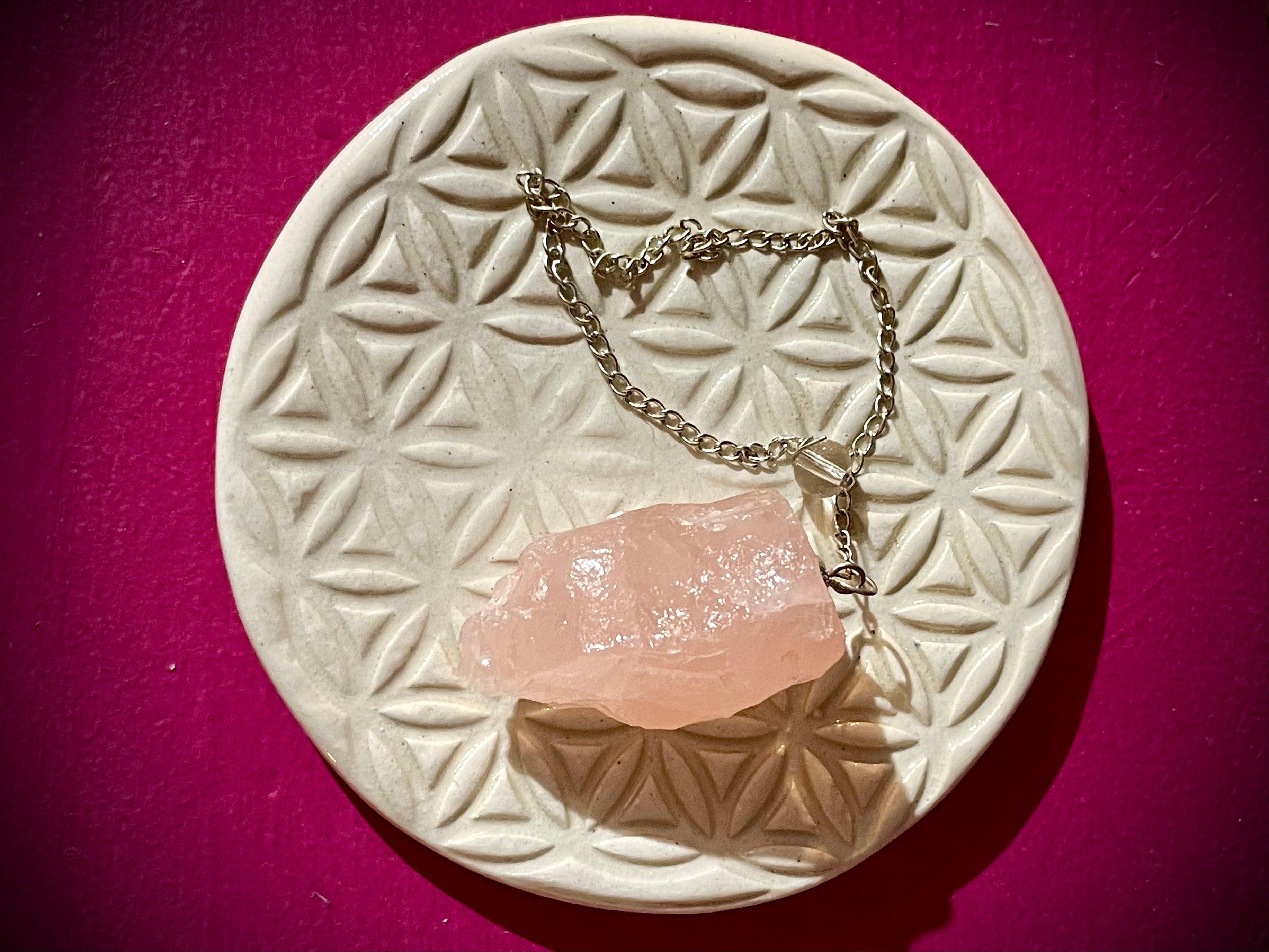 Pendule en quartz rose brut