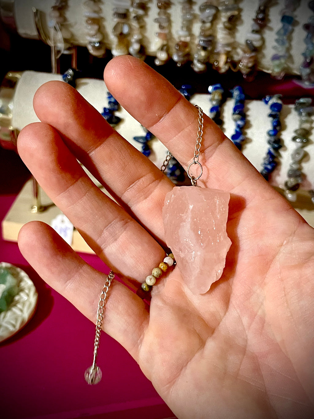 Pendule en quartz rose brut