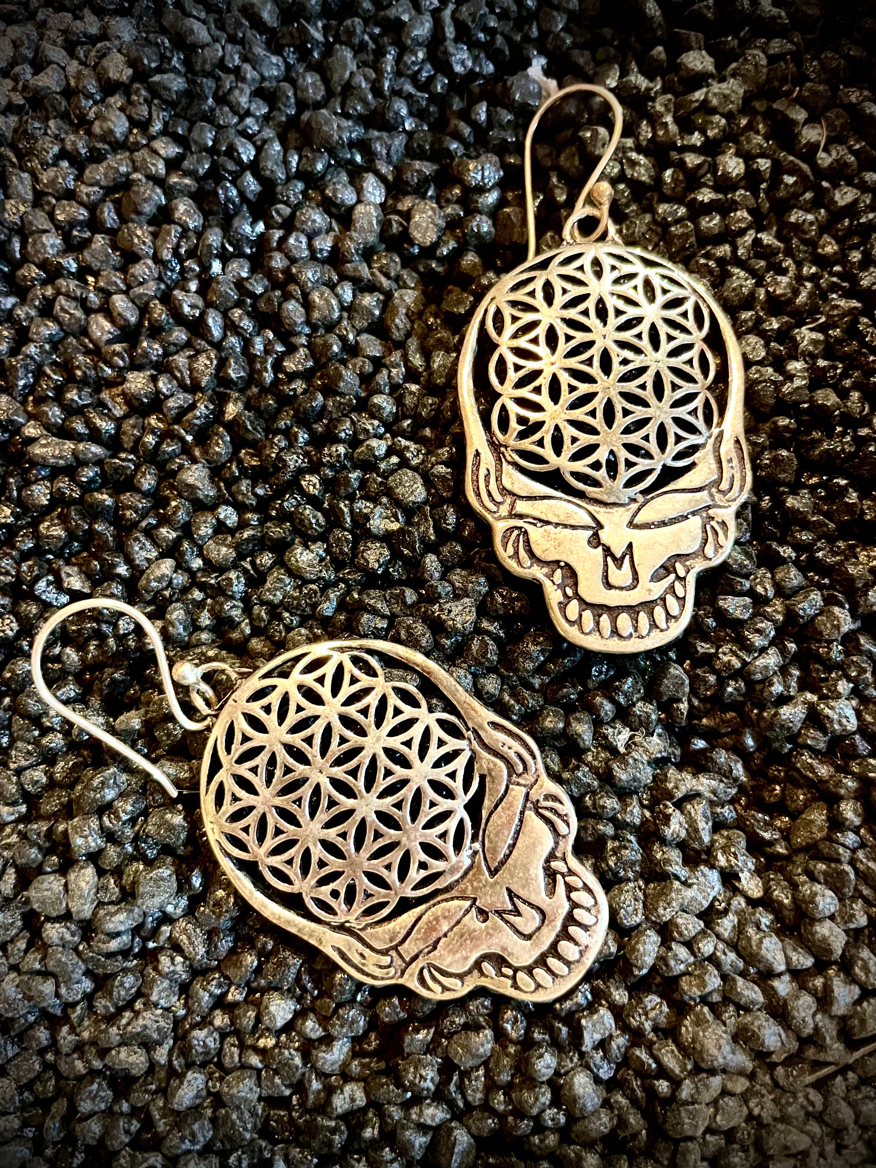 Boucles d'oreilles fleur de vie et crâne
