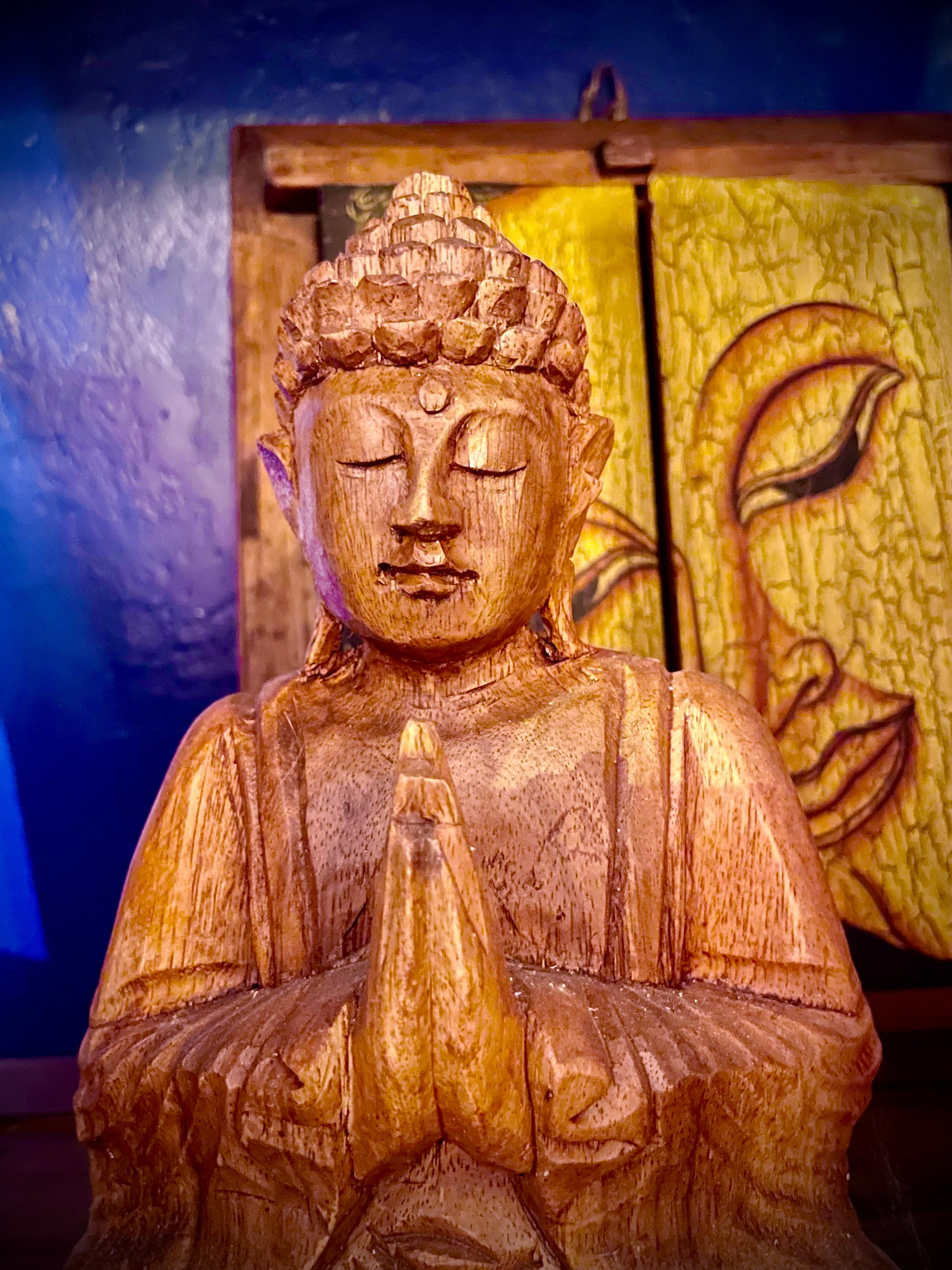 Bouddha en prière, bois naturel