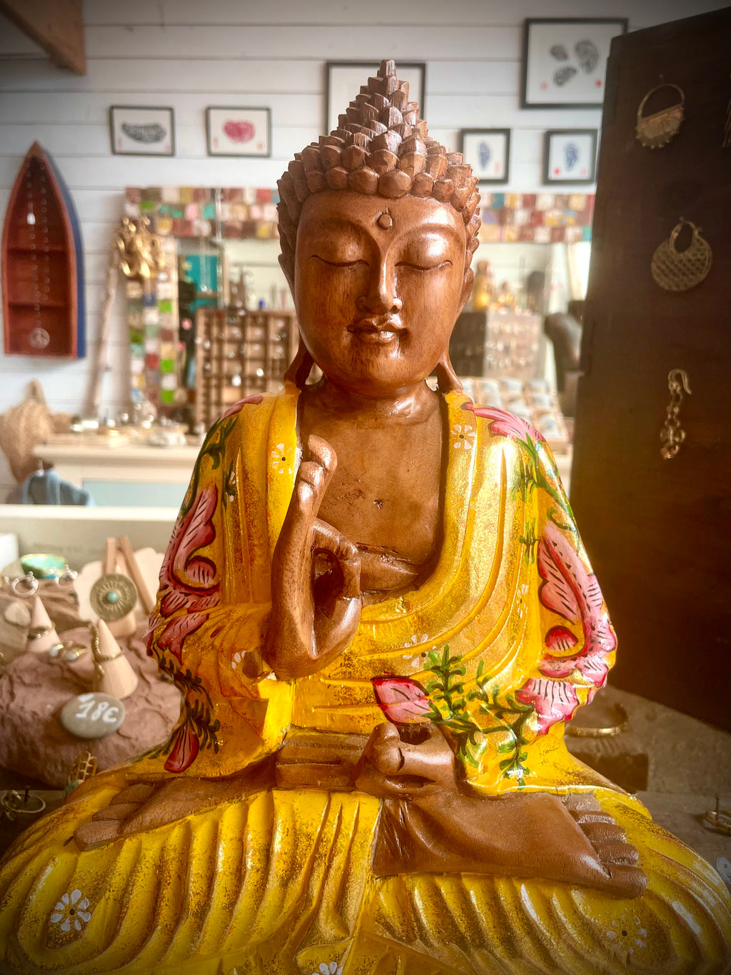 Grand Bouddha Chin mudra, bois de suar, peint jaune et or