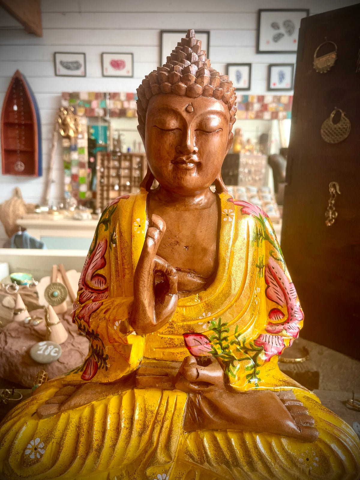 Grand Bouddha Chin mudra, bois de suar, peint jaune et or