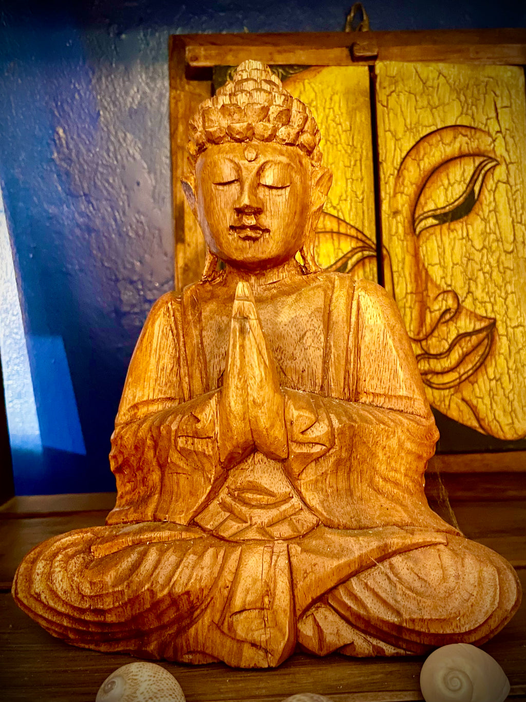 Bouddha en prière, bois naturel