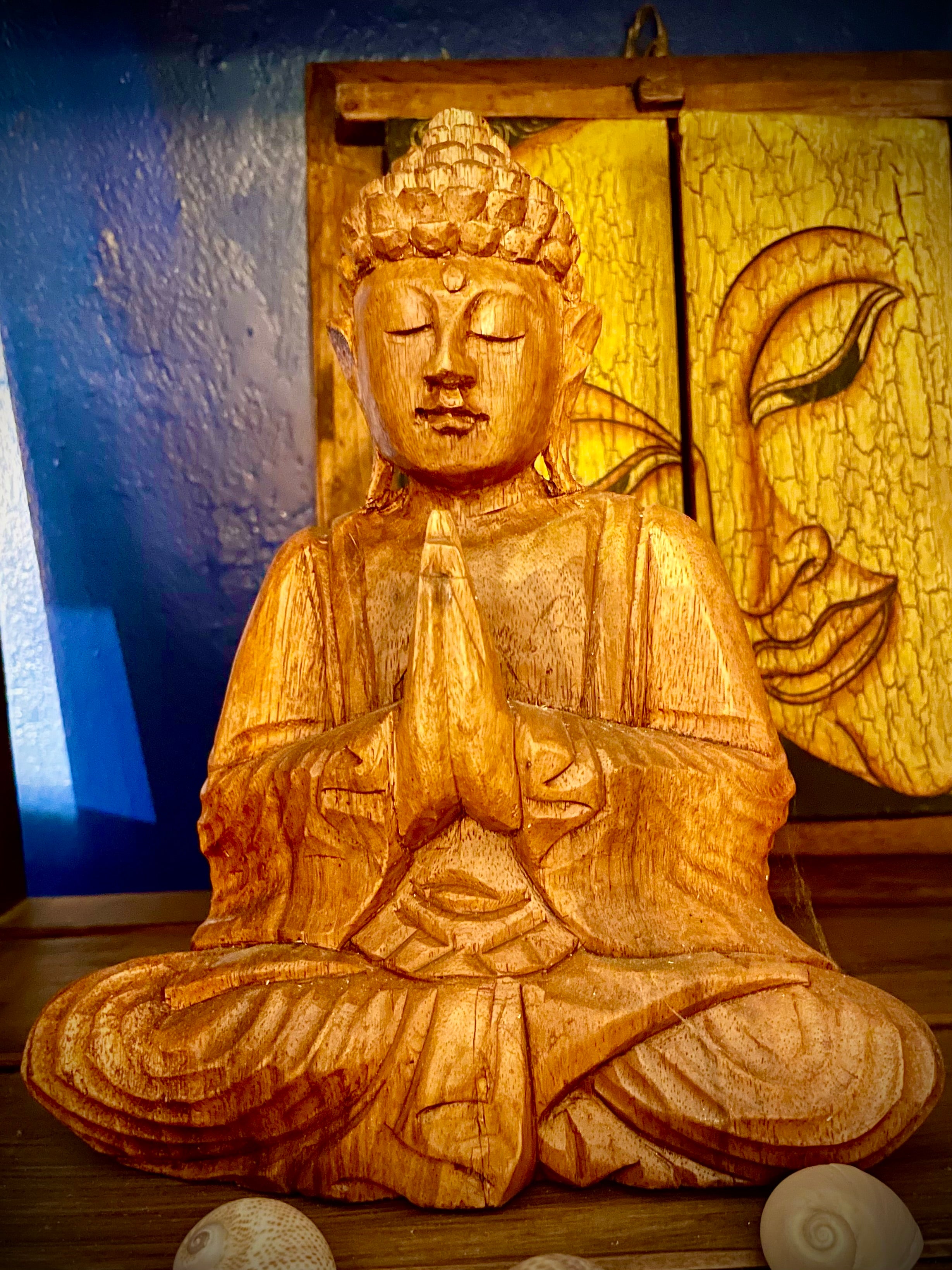 Bouddha en prière, bois naturel