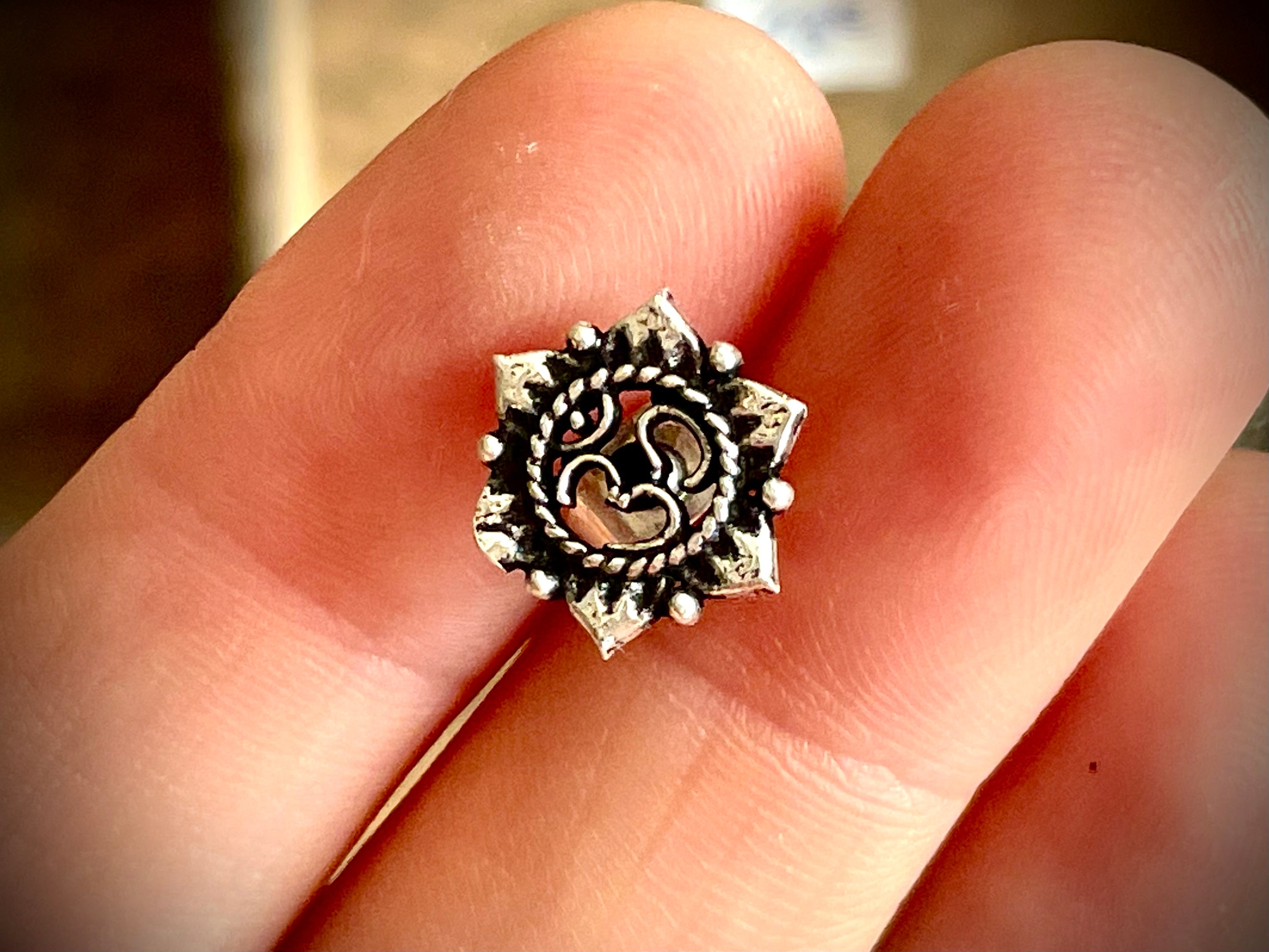 Boucles d'oreille OM, argent