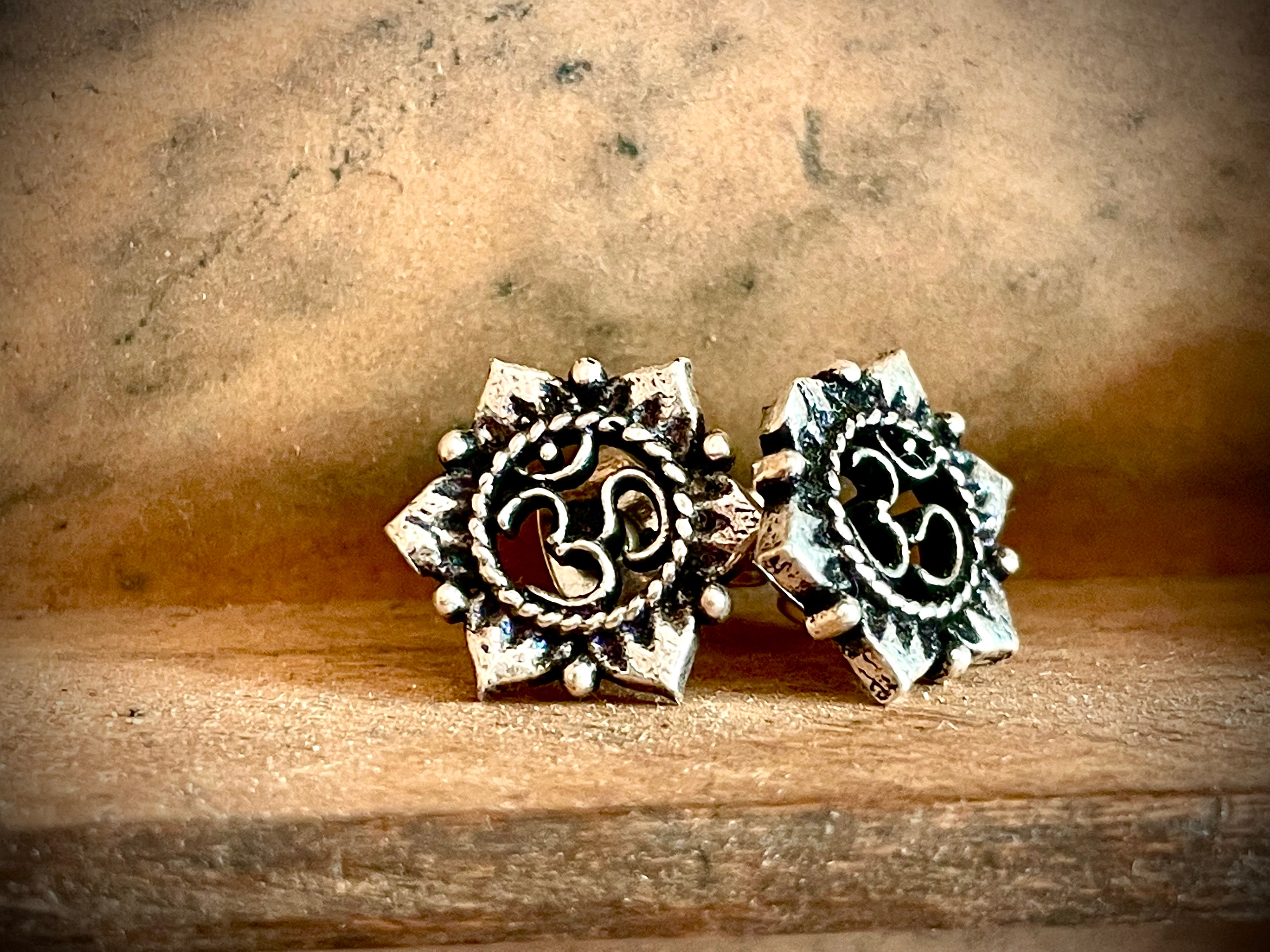 Boucles d'oreille OM, argent
